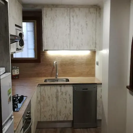 100m2 Big Private Garden And Pool/ 100m2 Gran Jardin Privado Y Piscina / Acogedor En Zona Tranquila Y Agradable 아파트 캠브릴스